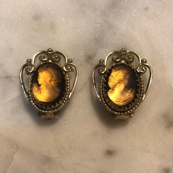 vintage Whiting Davis Clip Earrings Brown Gold Glowing Cameo Signed 1.1” - Picture 3 of 5